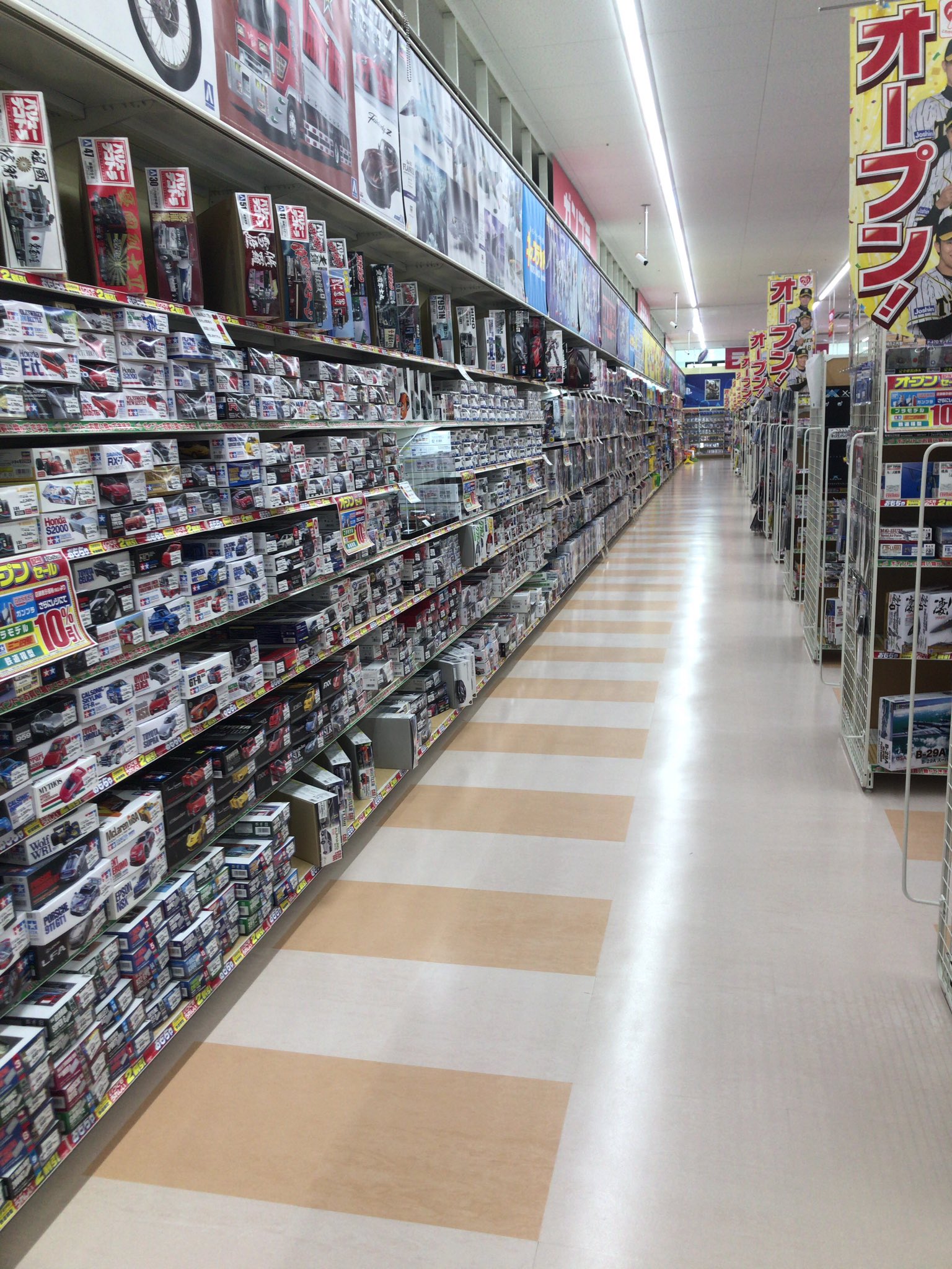 H Iwase ジョーシン電気ひとつぎ店は 行列が増え過ぎたせいか 9時15分に前倒しオープン キッズランドへは一番乗りだったようだ 模型関係の用品はさすがに大須店ほどではないが大高より良い感じか T Co X5ifsyyngt Twitter