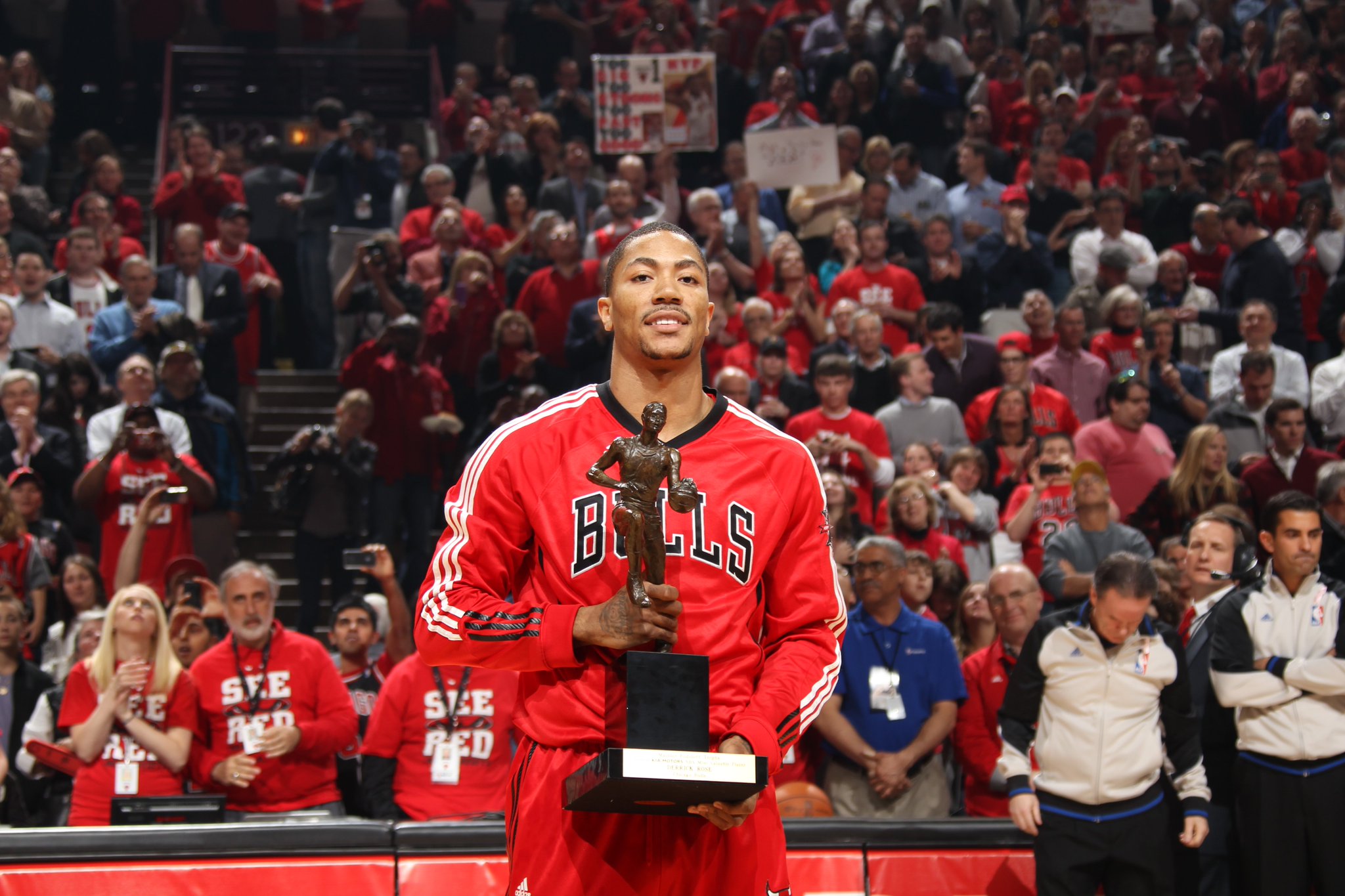 Happy Birthday to the youngest player to receive an NBA MVP.

Derrick Rose 