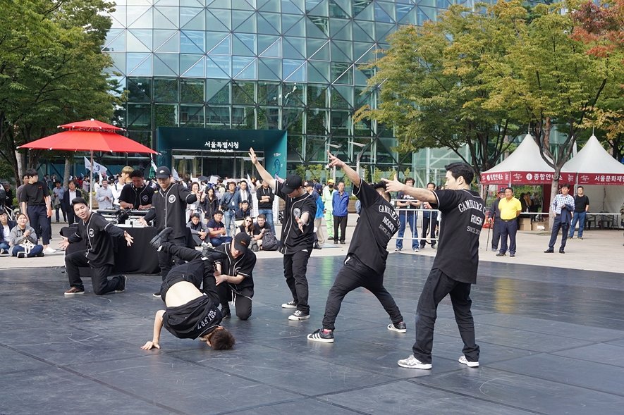 Beautylogs's tweet image. #주말나들이
#서울거리예술축제

10.4~10.7 서울광장. 청계광장 일원에서
거리예술축제가 펼쳐진다. 다양한 공연. 퍼포먼스등 볼거리가 풍성.. 공삭초청작 및 자유참가작등 세계적인 공연팀들의 공연 보러 서울로 고고씽~^^

#서울시