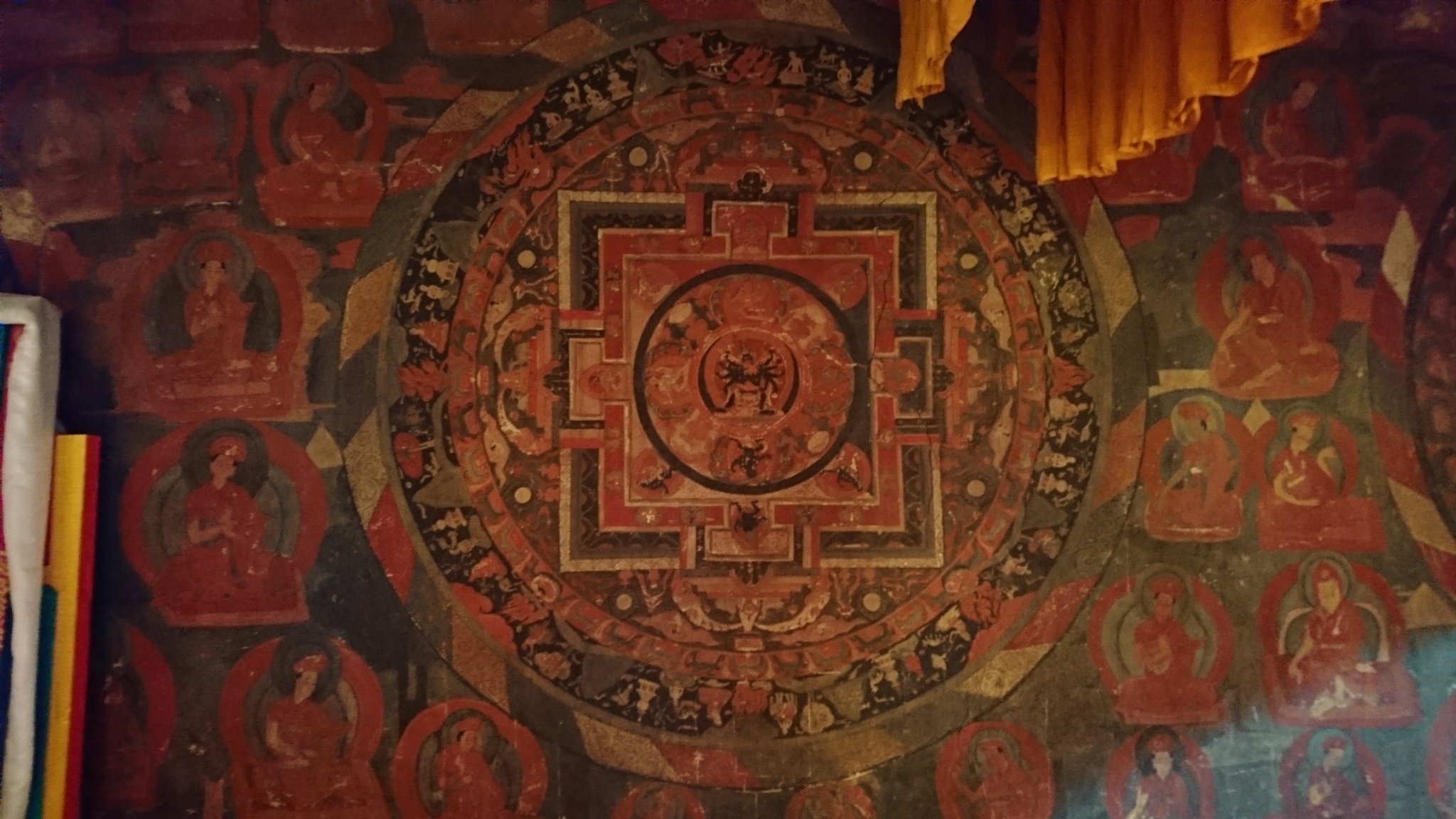 Pherim 薄暗がりに目を凝らすと 色鮮やかに曼荼羅が浮かび上がってくる バルダン僧院はカギュ派に属するため 絵画彫刻とも大成就者ナローパや宗祖ミラレパにまつわるものが多い 実在の人物画 人物像が弥勒や文殊と並置されるのは 他宗派にも通じる