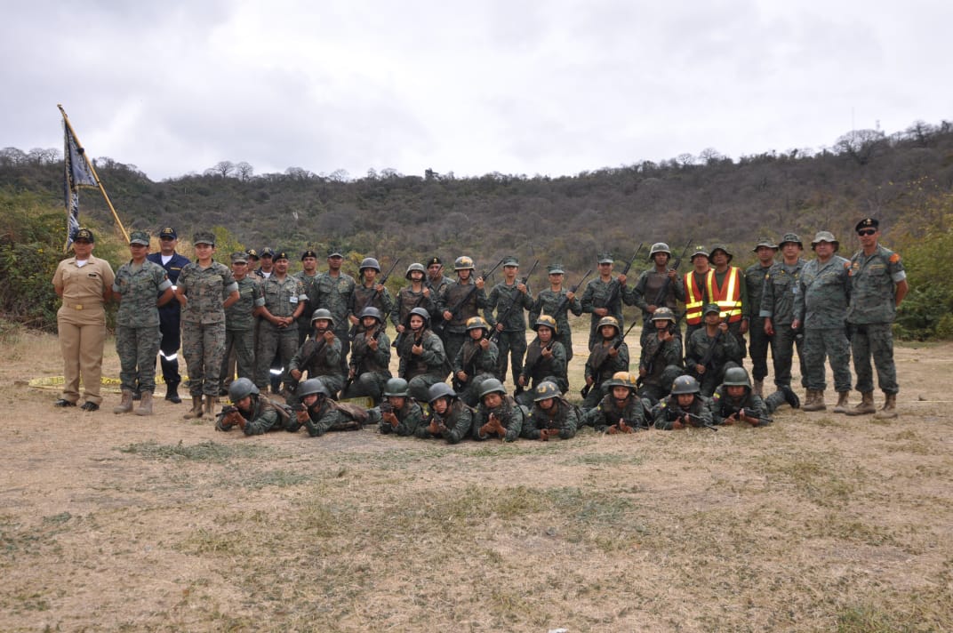 armada_ecuador's tweet photo. #Guayaquil| Personal femenino que se encuentra realizando la conscripción, realizó ejercicio de polígono de tiro con fusil, en el Cuerpo de Infantería de Marina, como parte de su preparación en el servicio cívico militar voluntario #CUINMA https://t.co/Tzj8S4q90Q