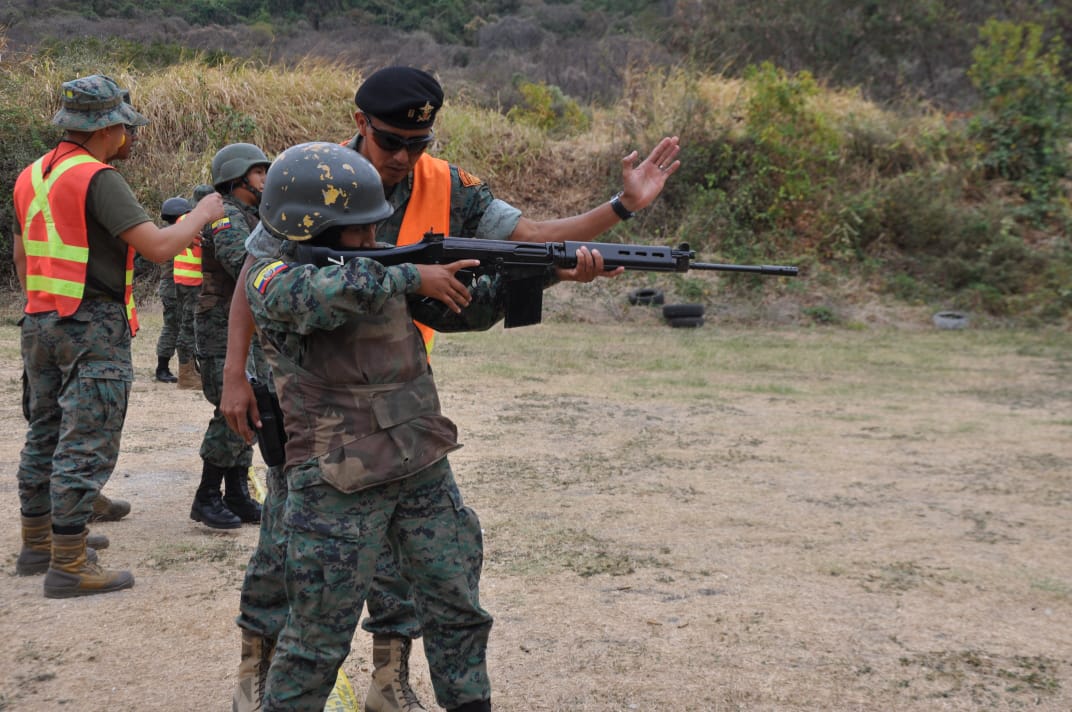 armada_ecuador's tweet photo. #Guayaquil| Personal femenino que se encuentra realizando la conscripción, realizó ejercicio de polígono de tiro con fusil, en el Cuerpo de Infantería de Marina, como parte de su preparación en el servicio cívico militar voluntario #CUINMA https://t.co/Tzj8S4q90Q