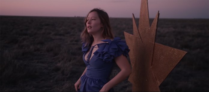 Under_Radar_Mag's tweet image. Australian singer/songwriter Julia Jacklin (@JuliaJacklin) has shared a new song, "Body," via a video for the track. It's the first taste of her sophomore album, due out next year on @Polyvinyl. #JuliaJacklin #Body #NewSong #MusicVideo undertheradarmag.com/news/julia_jac…