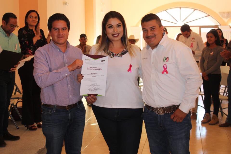JoseLuisCarranz's tweet photo. En Súchil, tomé protesta a Mayra Gómez Hernández como presidenta de la @FColosioDurango en el municipio. Vamos a seguir trabajando en todo el estado, fortaleciendo el equipo, con los ideales y las convicciones firmes, siempre pensando en un mejor #Durango. https://t.co/tUoXQdmWrr