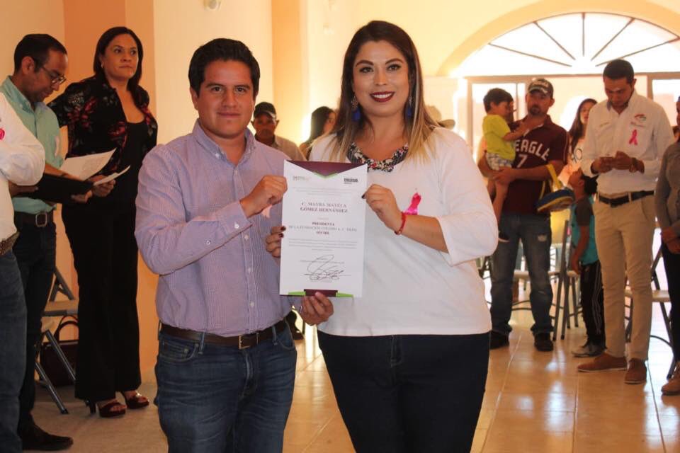 JoseLuisCarranz's tweet photo. En Súchil, tomé protesta a Mayra Gómez Hernández como presidenta de la @FColosioDurango en el municipio. Vamos a seguir trabajando en todo el estado, fortaleciendo el equipo, con los ideales y las convicciones firmes, siempre pensando en un mejor #Durango. https://t.co/tUoXQdmWrr
