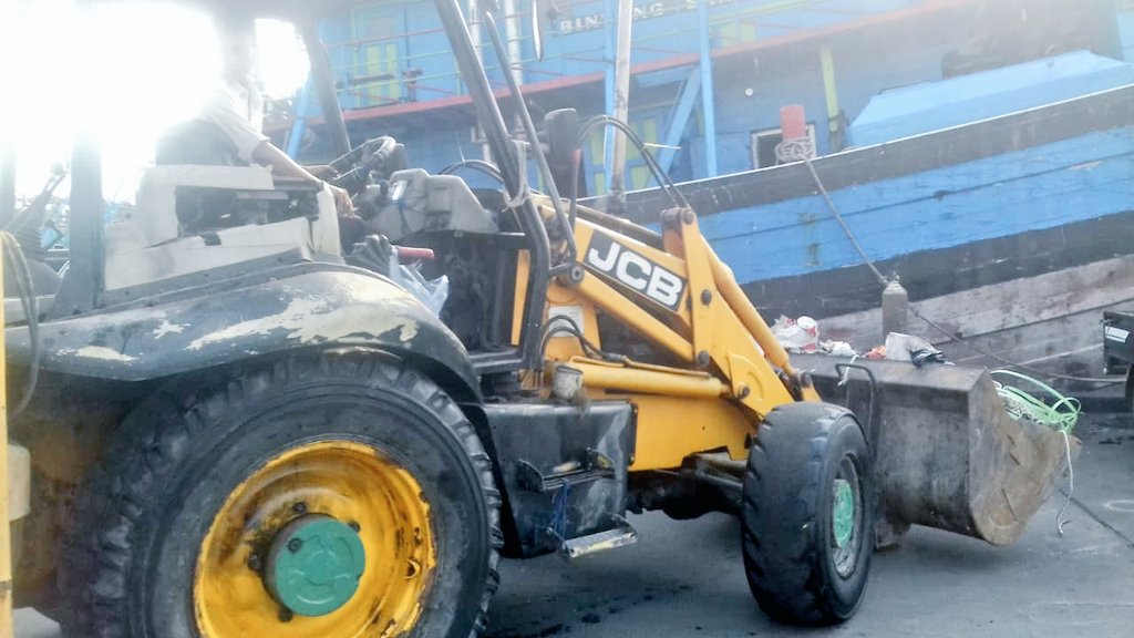 PPSNizam_Jkt's tweet photo. Rutinitas pelaksanan kebersihan di area industri perikanan, dermaga serta kolam dlm rangka pelaksanaan K3 #PPSNZJ oleh petugas. @mzulficar https://t.co/TTyid5ildN