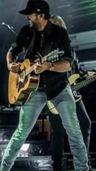 sethlovesbritt's tweet image. Vote for the guy, who works so hard day in and day out! I’m voting @LukeBryanOnline for Favorite Male Artist Country At The #AMAS RT To Vote!!