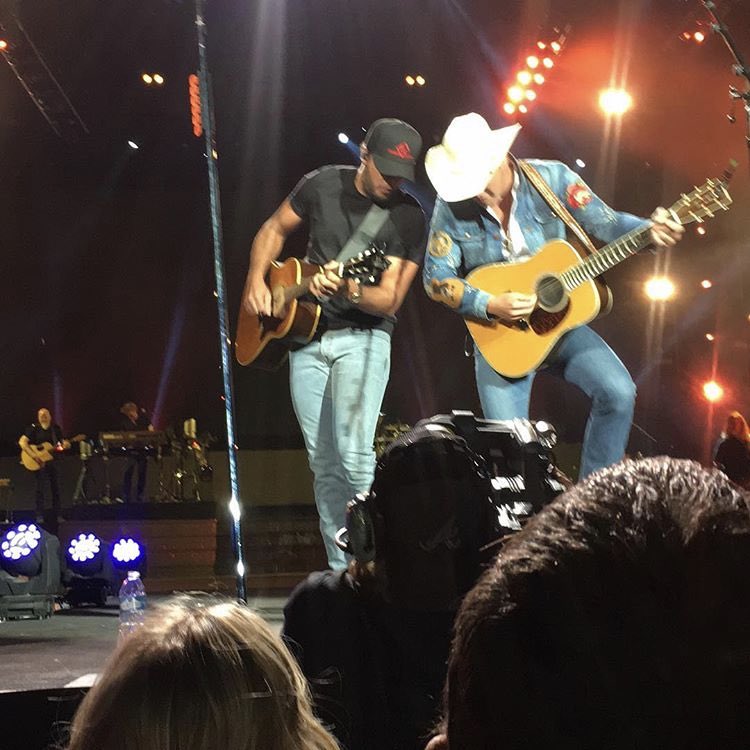 sethlovesbritt's tweet image. Vote for the guy, who works so hard day in and day out! I’m voting @LukeBryanOnline for Favorite Male Artist Country At The #AMAS RT To Vote!!