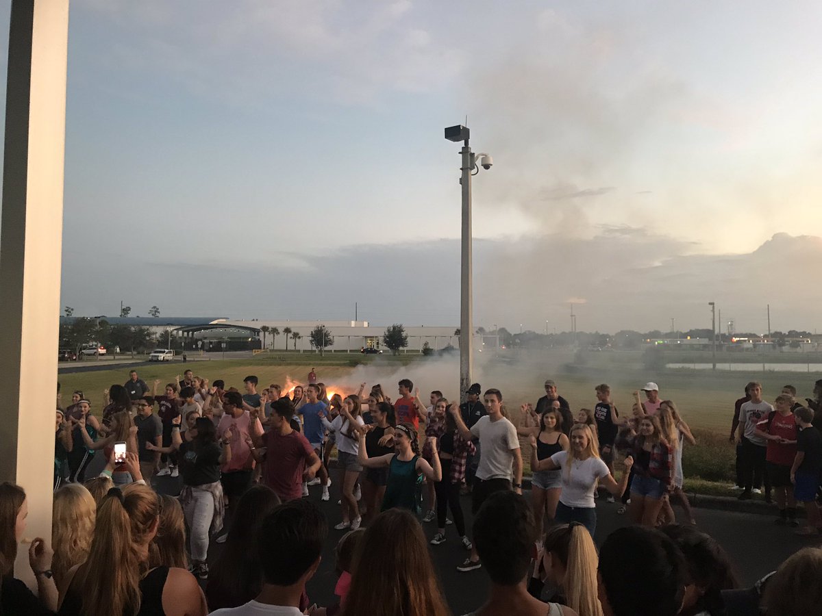 piratenationhs's tweet photo. Bonfire 2018! SGA brought the spirit and the heat tonight. Great performances by our Band, Cheerleaders, and Black Pearls! https://t.co/aCtERL2oHs