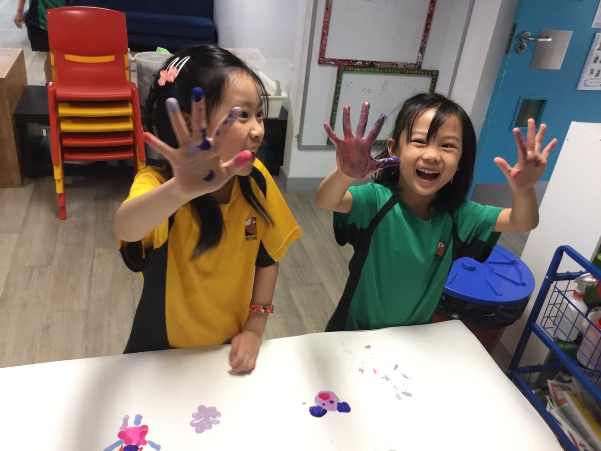 2PS_RCHK's tweet photo. @2PS2018 Hub Choice Time exploration!! Recycling old parts and creating something new, posting handwritten letters, painting with fingers and making books😄 https://t.co/O236w1FmUN