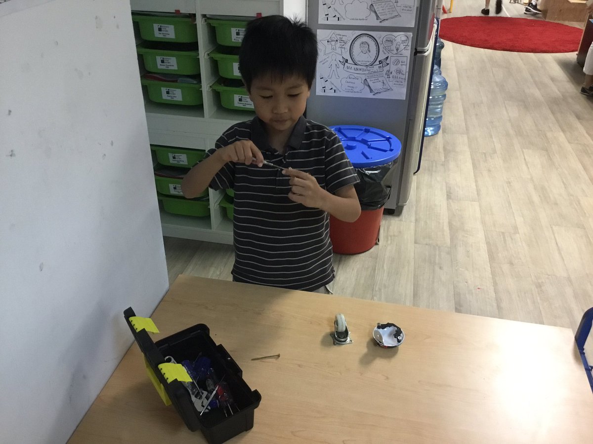 2PS_RCHK's tweet photo. @2PS2018 Hub Choice Time exploration!! Recycling old parts and creating something new, posting handwritten letters, painting with fingers and making books😄 https://t.co/O236w1FmUN