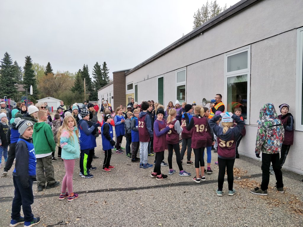 senseijonscott's tweet photo. Mr. White starting up the first Brunswick School Cross Country Race! Lots of runners ready to go! #beatthecold #runyourbest #brunswickpride @MrRJWhite https://t.co/ULRzjYz2oN