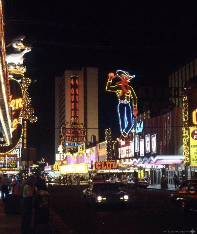 Vegascom's tweet photo. Throwing back to Fremont Street back in ‘79 ✨ #vegas #tbt https://t.co/s7Qo5k0oJN