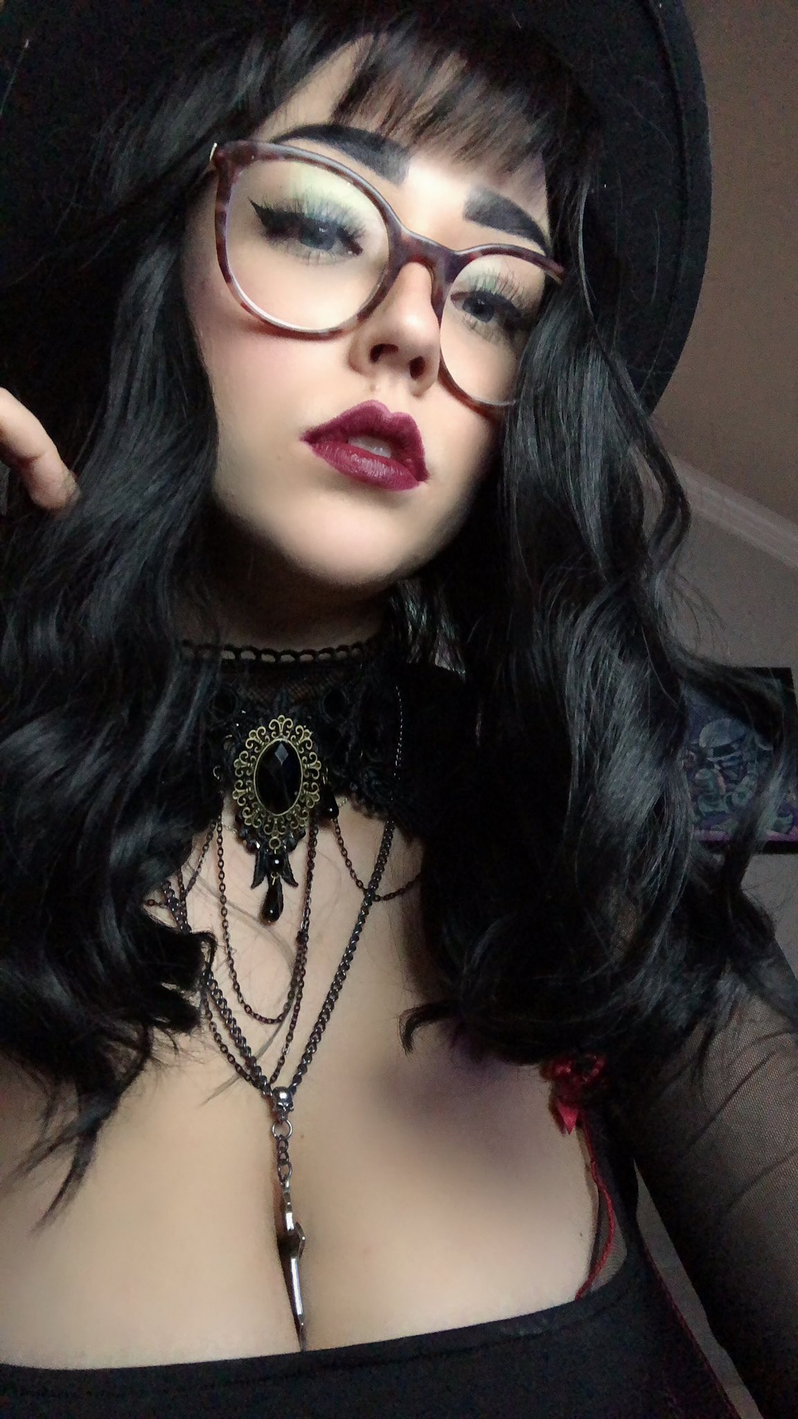 2 pic. Can I be your goth gf? https://t.co/Kfo5CPekqu