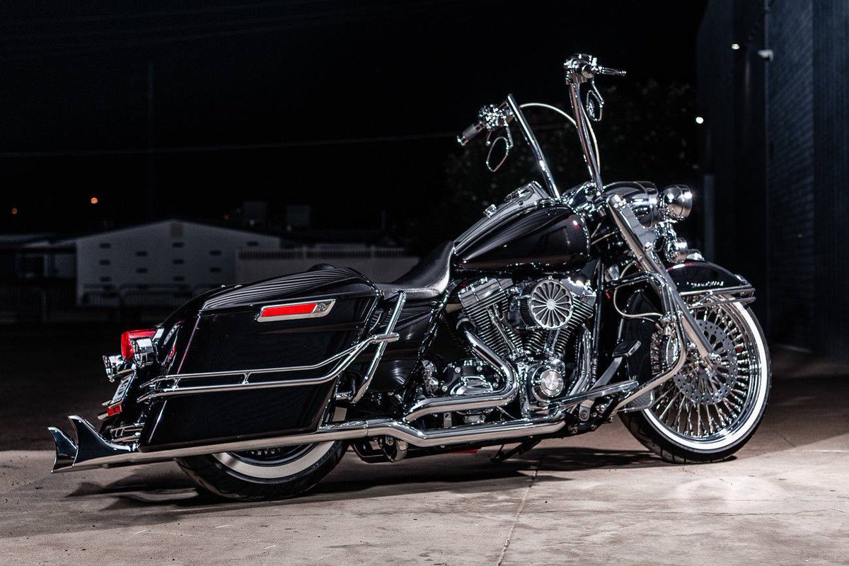 ConceptCW's tweet photo. #ForSale: 2011 #HarleyDavidson #Touring is also up and available on eBay at https://t.co/i4txsTRl1P!!  Check out that paint job!!  *insert wolf whistle here*

#CCW #beachbars #apehangers #cholo #chrome #sportster #custom #custompaint #roadking #streetglide #exhaust #rigid #harley https://t.co/8Gfal6El1s