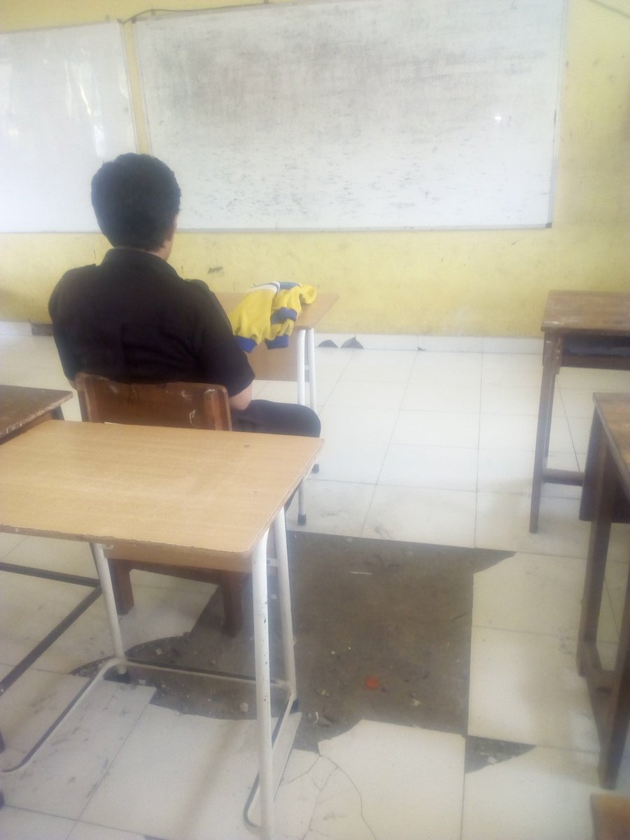 Koordinator15's tweet photo. Di jaman sprt ini msh ada ruang kelas SMP negeri ada ruang kelas rusak sprt ini https://t.co/VRYRz0W0Hr