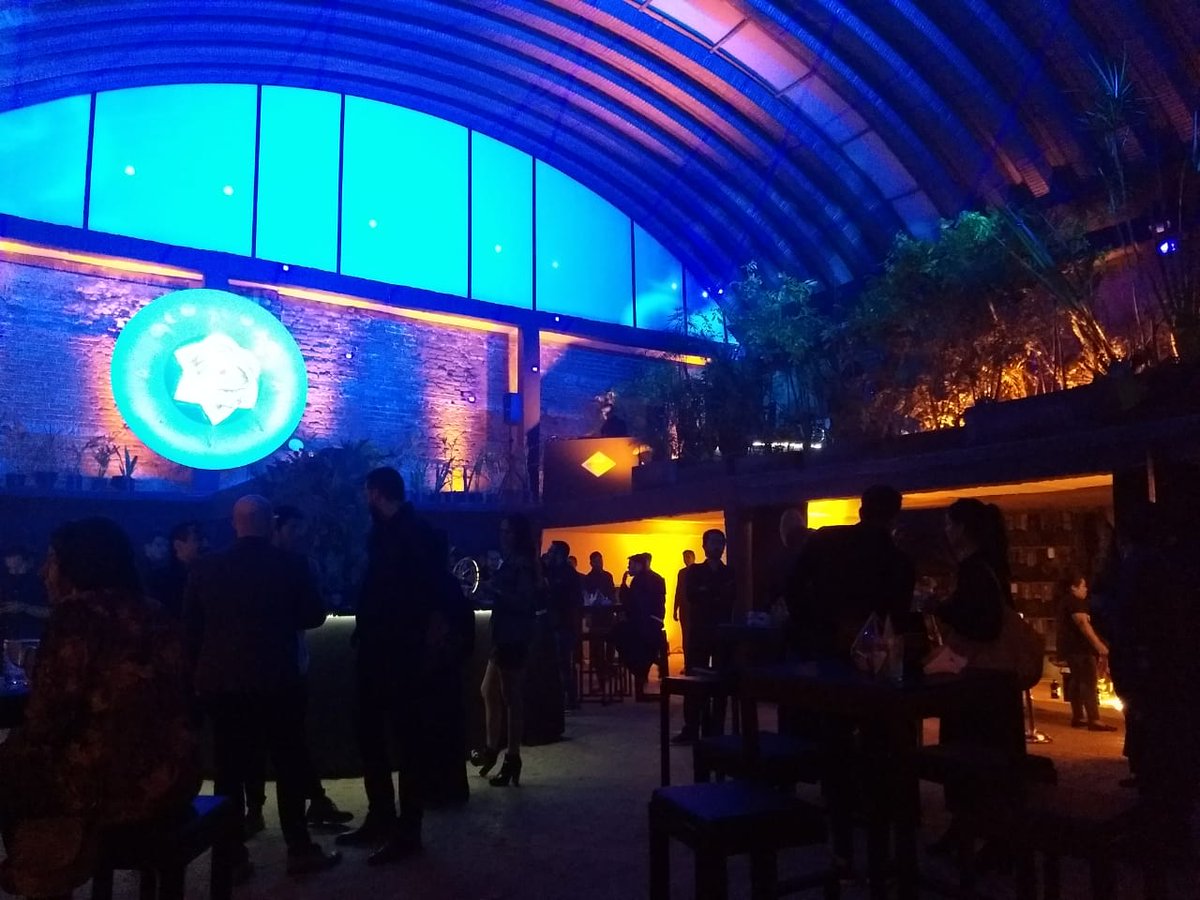 FoodandTravelMX's tweet photo. Estamos en el evento de lanzamiento de #hendricksorbium, una ginebra reinventada de #Hendricks, especial para coctelería y de venta en varios centros de consumo. ¡Te contamos! https://t.co/jN3FvLtwaq