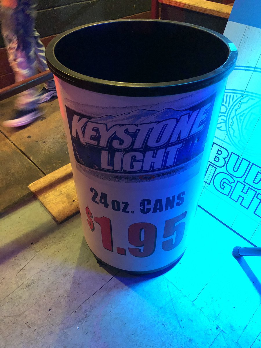 ShortysKutztown's tweet photo. Someone is gonna win this thing tonight. #USAparty https://t.co/E1gSWyLq9H