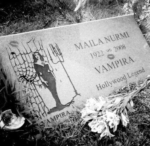O Xrhsths Dada Sto Twitter 1950年代アメリカの伝説的怪奇女優 ヴァンパイラ を演じたメイラ ヌルミの墓標 ゴスと共に生き ともに眠る