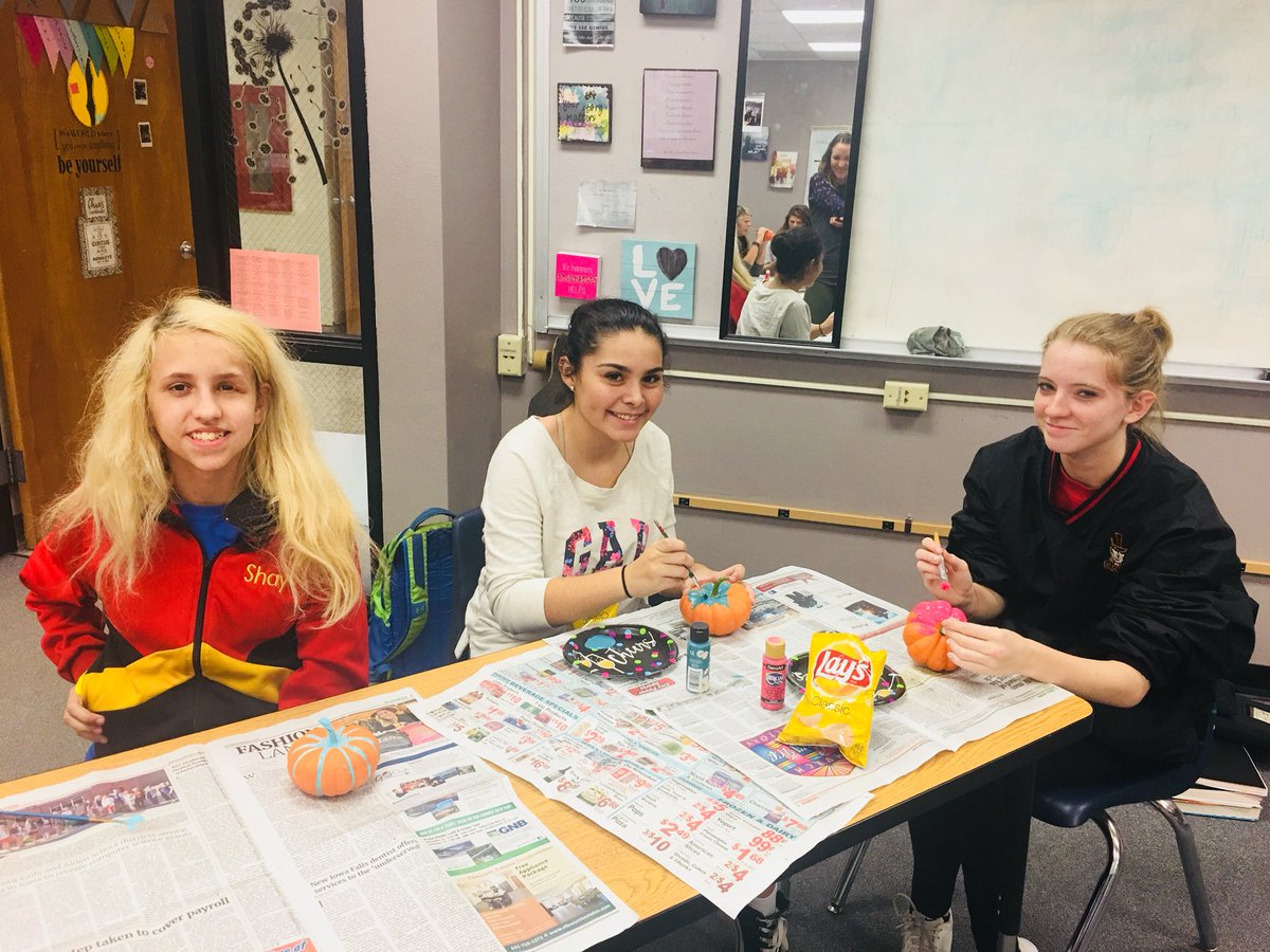 SadiePfantz's tweet image. Great bonding, unexpected friendships, real talk. 💕 #IFAHS #girlsgroup #beyou