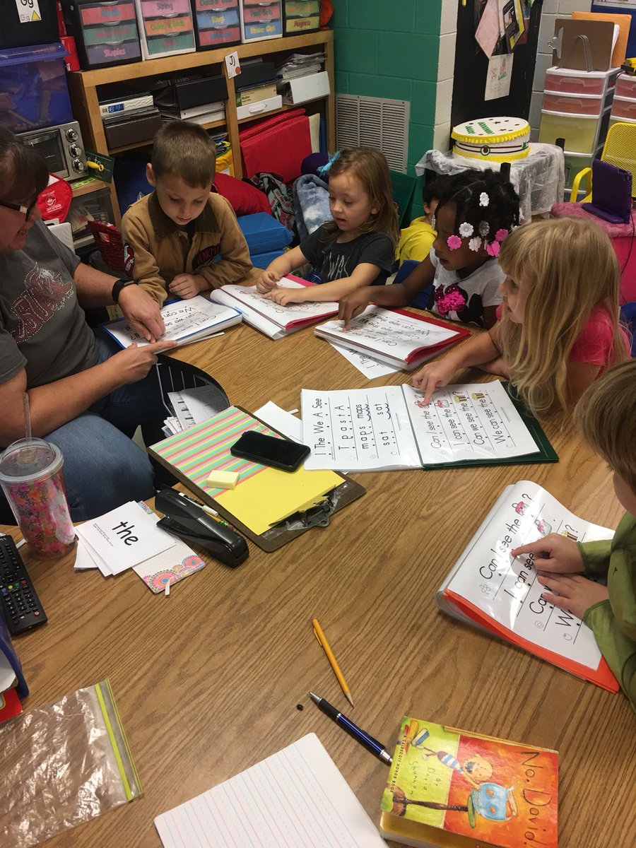 DeNeeshaPhillip's tweet photo. Take a look at these kinders tracking the print correctly and practicing blending in small group! #buildingreaders #foundationalreadingskills #readingreadiness #appropriatepractice #connectedtext https://t.co/VNOYZxEhVS