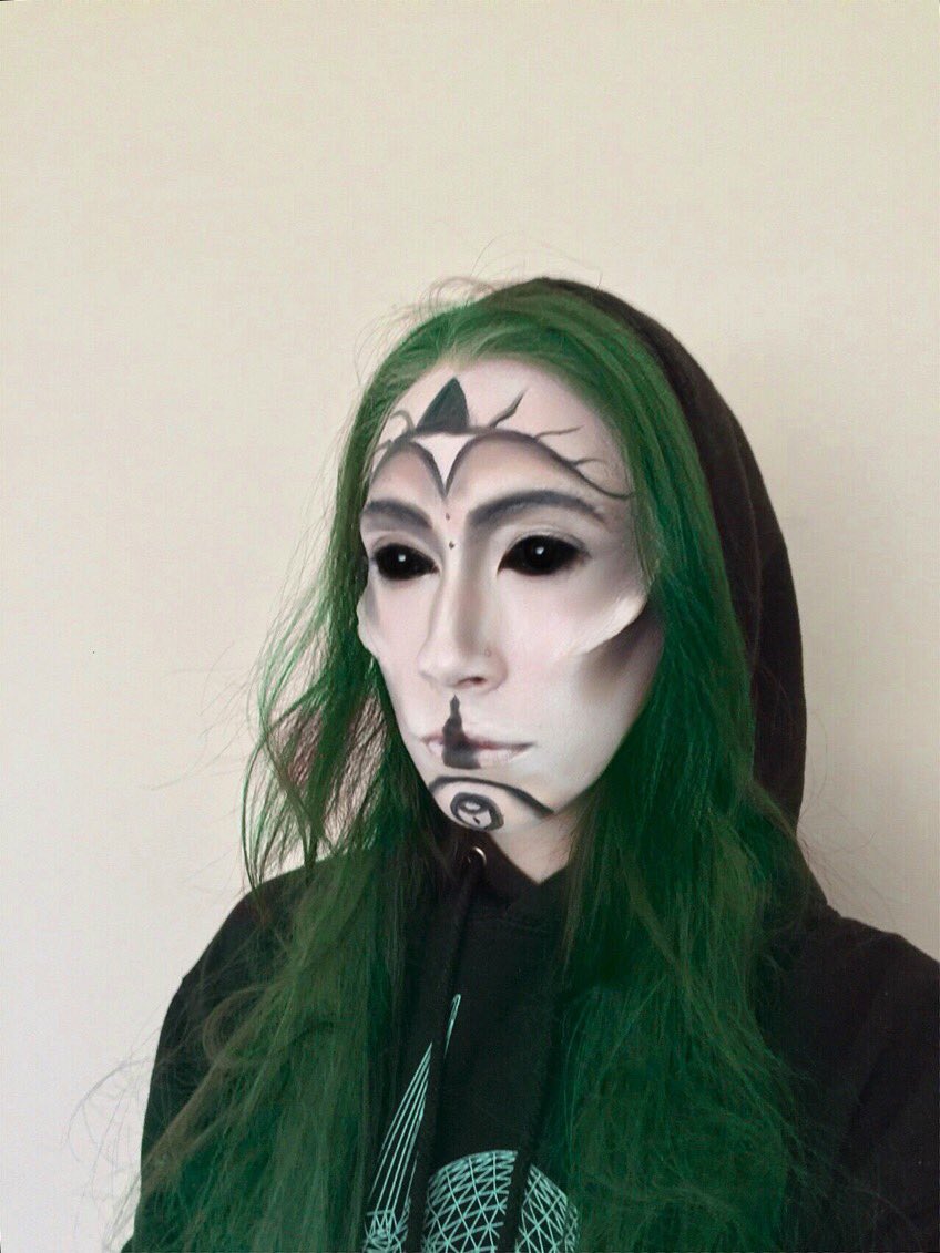 RCBeautyStudio's tweet photo. Not from this world #rcbeautystudio #makeupartist #makeupartistry #makeup #makeuplover #makeupaddict #mua #mualooks #muaprofessional #beauty #beautyblogger  #sfxmakeupartist #sfxartist #sfxmakeup #sfx #halloween #halloweenmakeup #halloween2018 #costumemakeup #alien #outerspace https://t.co/K9Pez3dOli