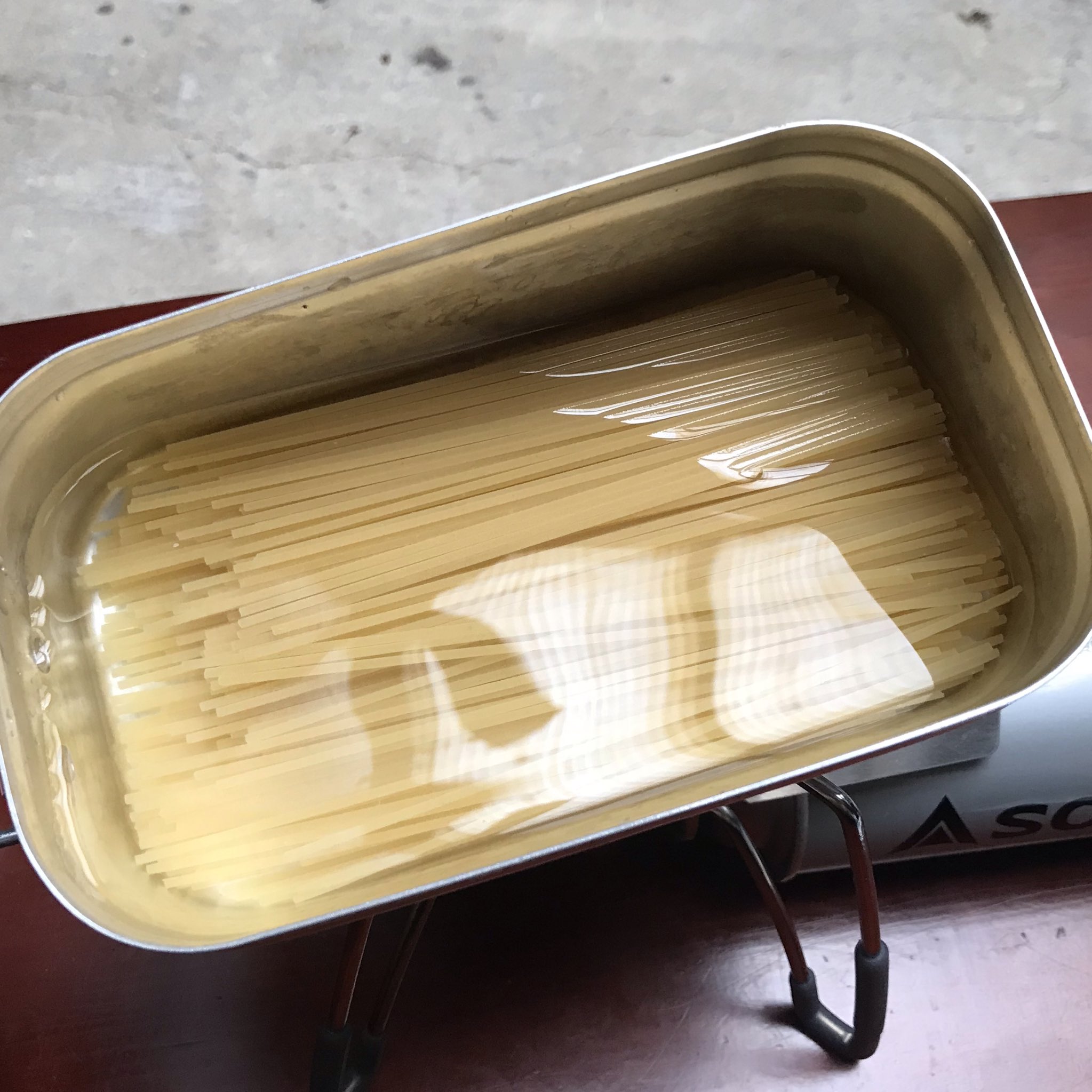 ウワグチタカキヨ メスティン パスタ 麺100gに対して水0gを入れると 湯切りなしで茹であがります レトルトのパスタソースを使う場合は パスタを茹でながらフタ の上で温めるとカンタンに 具材を炒める場合はフタをフライパン代わりに パスタは半分に