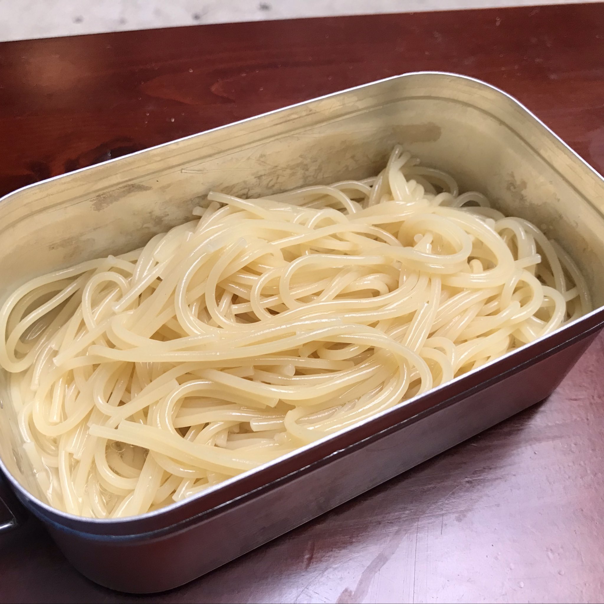 ウワグチタカキヨ メスティン パスタ 麺100gに対して水0gを入れると 湯切りなしで茹であがります レトルトのパスタソースを使う場合は パスタを茹でながらフタ の上で温めるとカンタンに 具材を炒める場合はフタをフライパン代わりに パスタは半分に