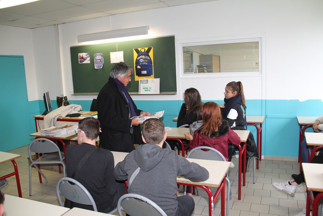 Somme_fr's tweet photo. Remise hier aux élèves de 3e du #collège de Rosières-en-Santerre du livret pédagogique "La #Somme dans la #PremiereGuerreMondiale" par le pdt L. Somon et la vice-pdte F. Maille-Barbare https://t.co/lrRXAuAPiT #Centenaire #GrandeGuerre https://t.co/HlQZE72vlE