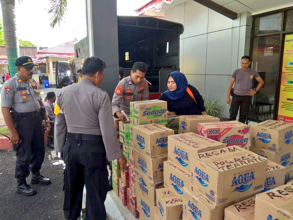 TMCPoldaMetro's tweet photo. Penggalangan dana dan Bantuan untuk Korban Tsunami dan Gempa di Palu dan donggala Sulawesi . #Dregd #Polri #GempaPalu #PrayForPalu #PrayForDonggala #Praysulawesi https://t.co/FJqojom6U8