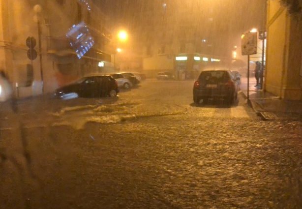 tg2rai's tweet photo. #UltimOra. #Maltempo, trovati i corpi della mamma e di uno dei due figli dispersi in provincia di #LameziaTerme a seguito dell'ondata di maltempo sono stati ritrovati dai vigili del fuoco. Le vittime sono state ritrovate nel letto di un torrente  di S Pietro a Maida e S. Pietro https://t.co/SiHVhpo1Vz