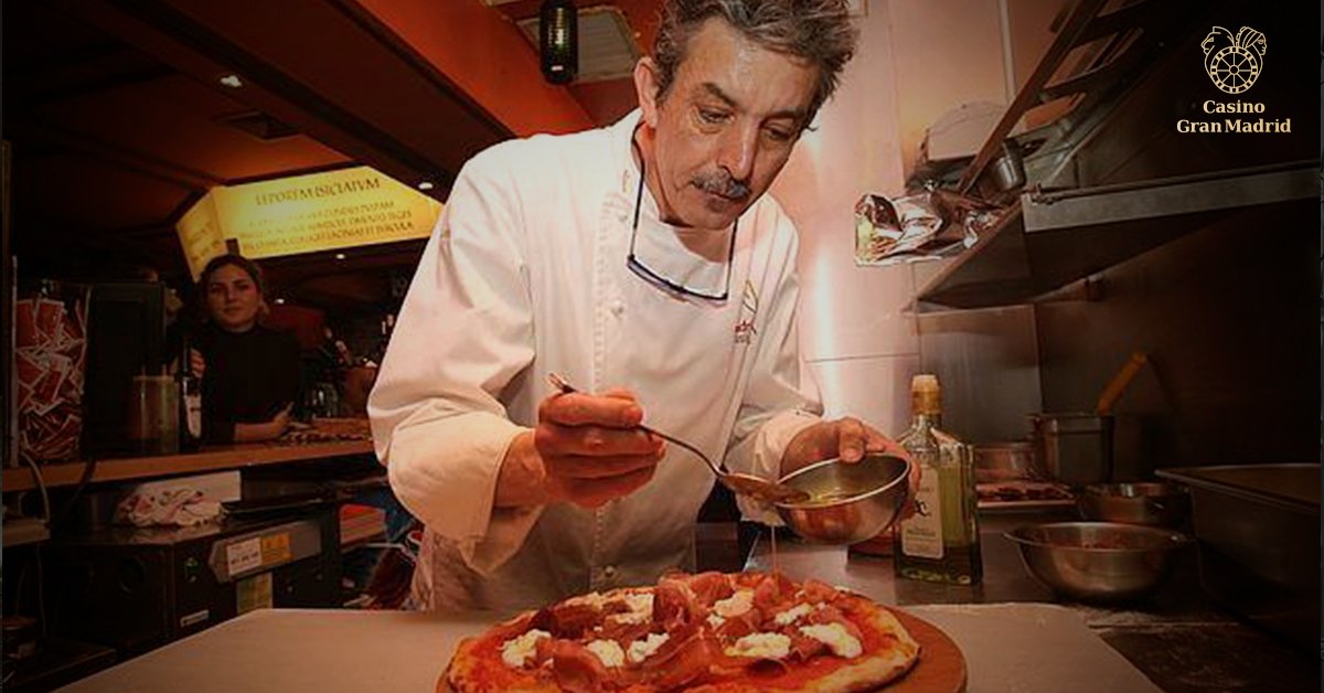 Человек делающий пиццу. Пиццмейкер / пиццайоло. Итальянский шеф повар с пиццей. Повар в пиццерии. Пиццайоло итальянский.