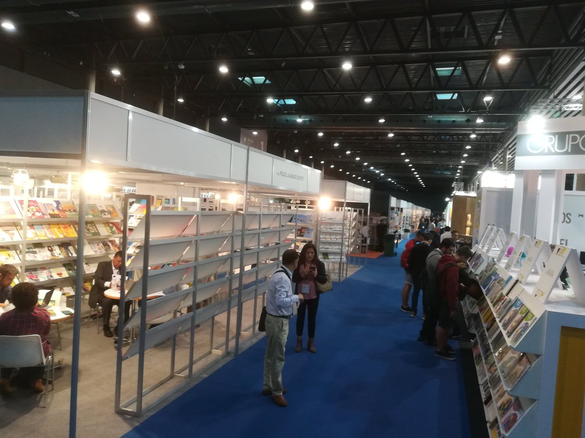 cubelespetit's tweet photo. Avui som al #Liber2018 rastrejant editorials a la cerca de fons per a la biblioteca de l'@ICIPeace https://t.co/d5ANjEmspQ