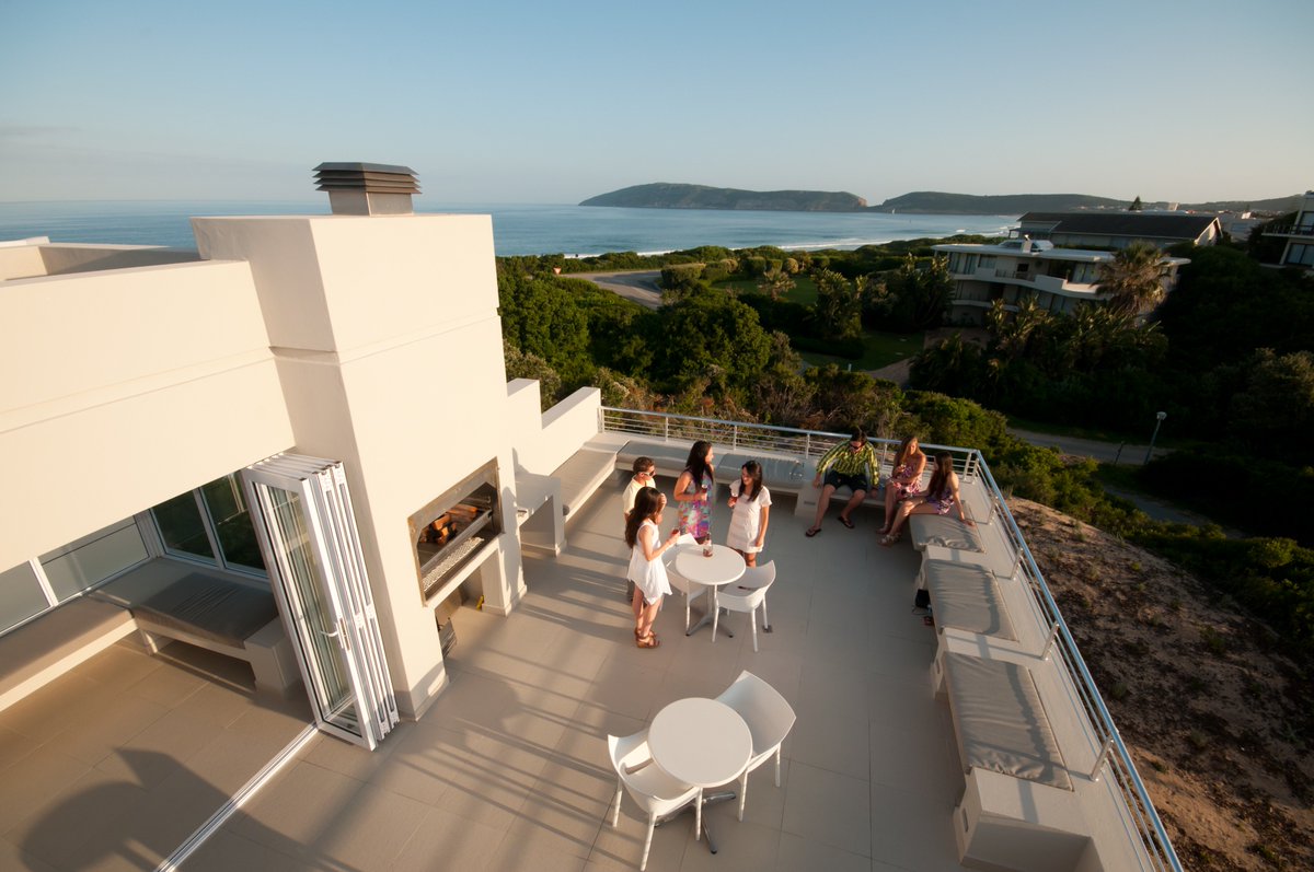 Summer is almost upon us and we have just the perfect spot for sundowners! 
#StayinPlett #LionRoarsHotels 
therobberg.co.za
