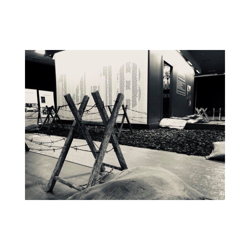 UneIdeeCom's tweet photo. L’exposition « De boue et de larmes... » les visiteurs témoignent https://t.co/vizmPHDYKI via @YouTube hier inauguration au Portugal 🇵🇹 Albufeira du 4 au 28 octobre. Tellement fière ! https://t.co/xdICqnaU4b