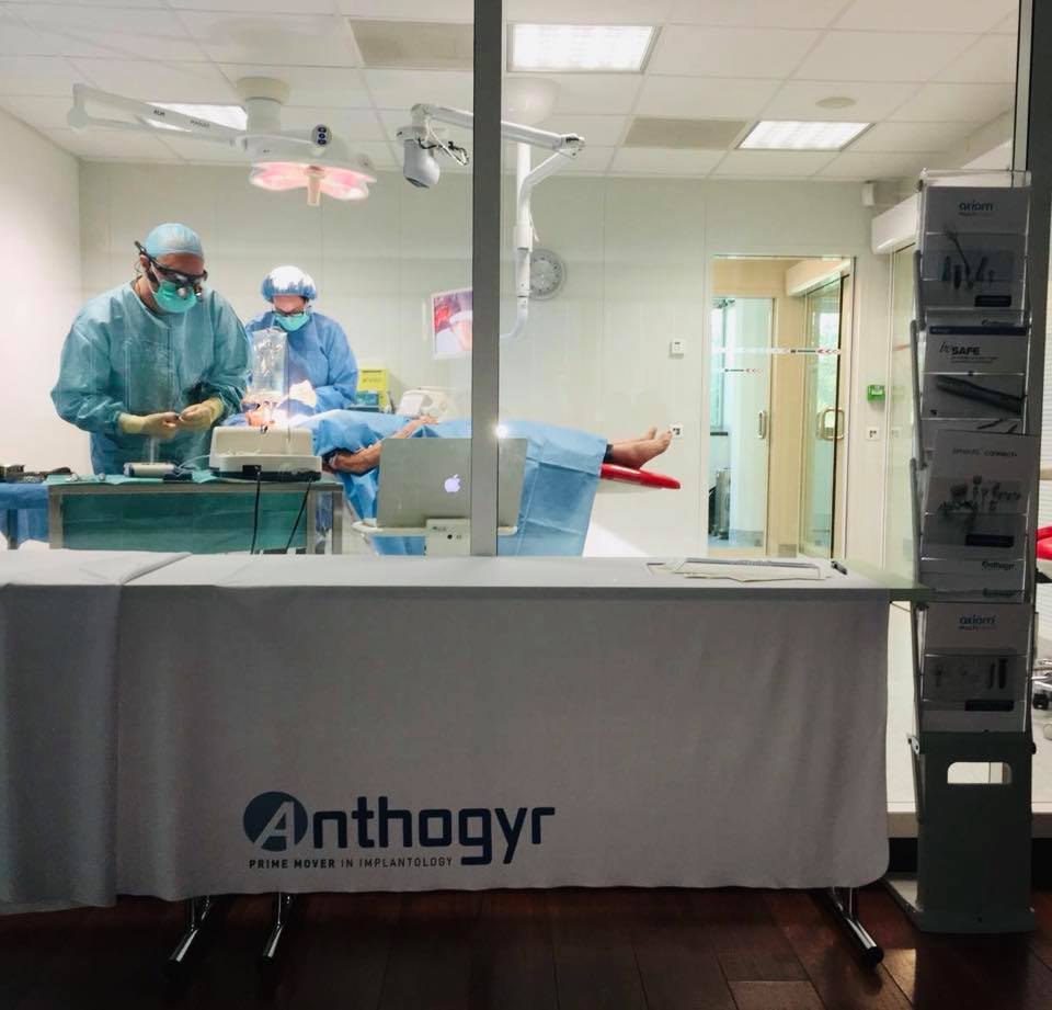 Anthogyr_France's tweet photo. Morning at #CampusAnthogyr watching Dr Werner Slabbert performing an #Allon4 and immediate loading surgery with #AxiomMultiLevel #dentalimplants. https://t.co/ATtspA9PG8