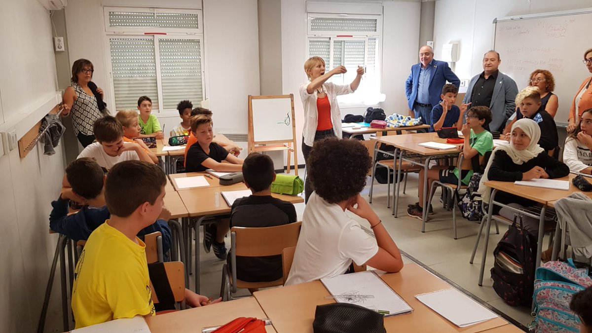 educaciocat's tweet photo. @JosepBargallo @ViladecansTweet El #conseller @JosepBargallo també s’ha traslladat a l’Institut Viladecans VI, on ha fet un recorregut per les seves instal·lacions i ha mantingut una trobada amb l’equip directiu del centre. https://t.co/nibShjMpCL