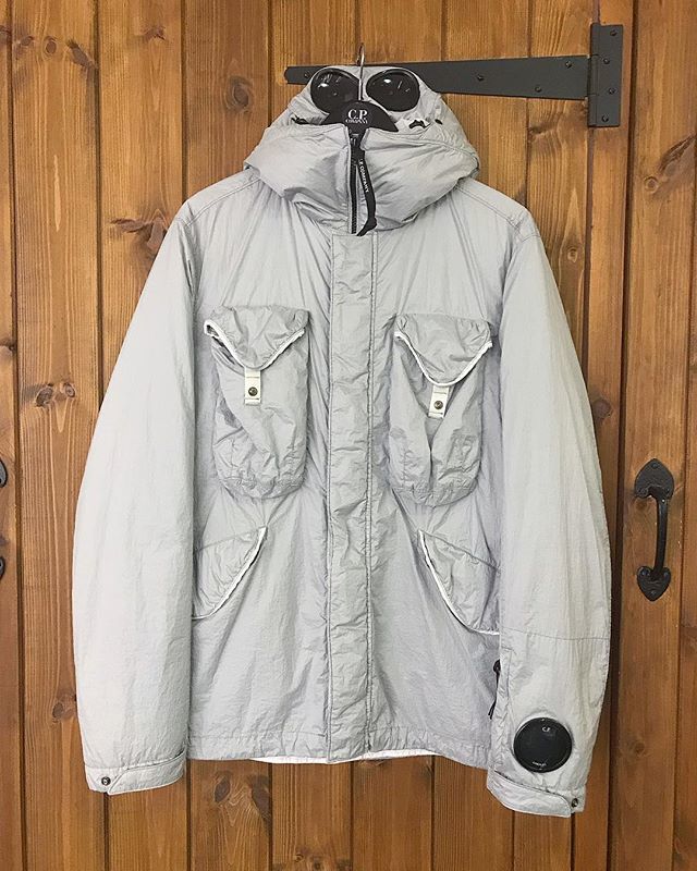 Flipper Ecologie beproeving Philip Browne on Twitter: "The Nyfoil goggle jacket from @cpcompanyuk in  gauze white (£795). This jacket has a thermo-regulating metallic coating  and a watch viewer lens on the left cuff. In store