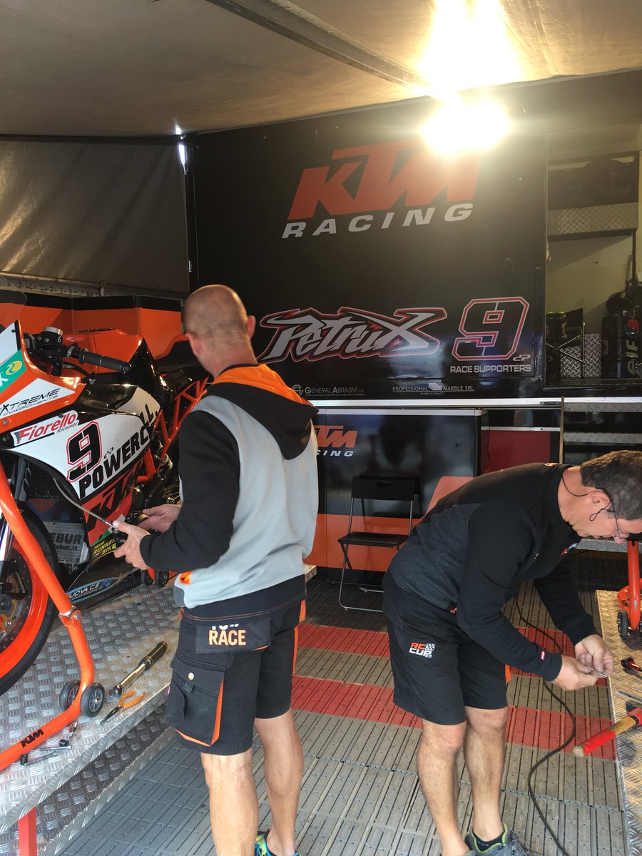danitomassoni5's tweet photo. Team runnerbike .ktm 390 civ 2018
. Brianti Thomas Doti lee Doti Roy . #powercell #petrux 9 dp race supporter .#ktm Italia  #Fiorello ricambi #agropoli rent https://t.co/feBPVit1t0