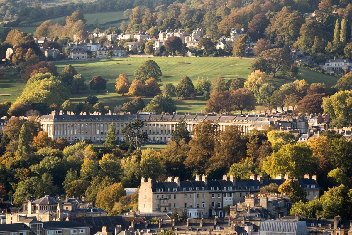 Wow Bath! Your autumn colours are really starting to show 🍃🍂🍁 Gorgeous late afternoon sun over the Royal Crescent #Autumn Perfect for that #FridayFeeling