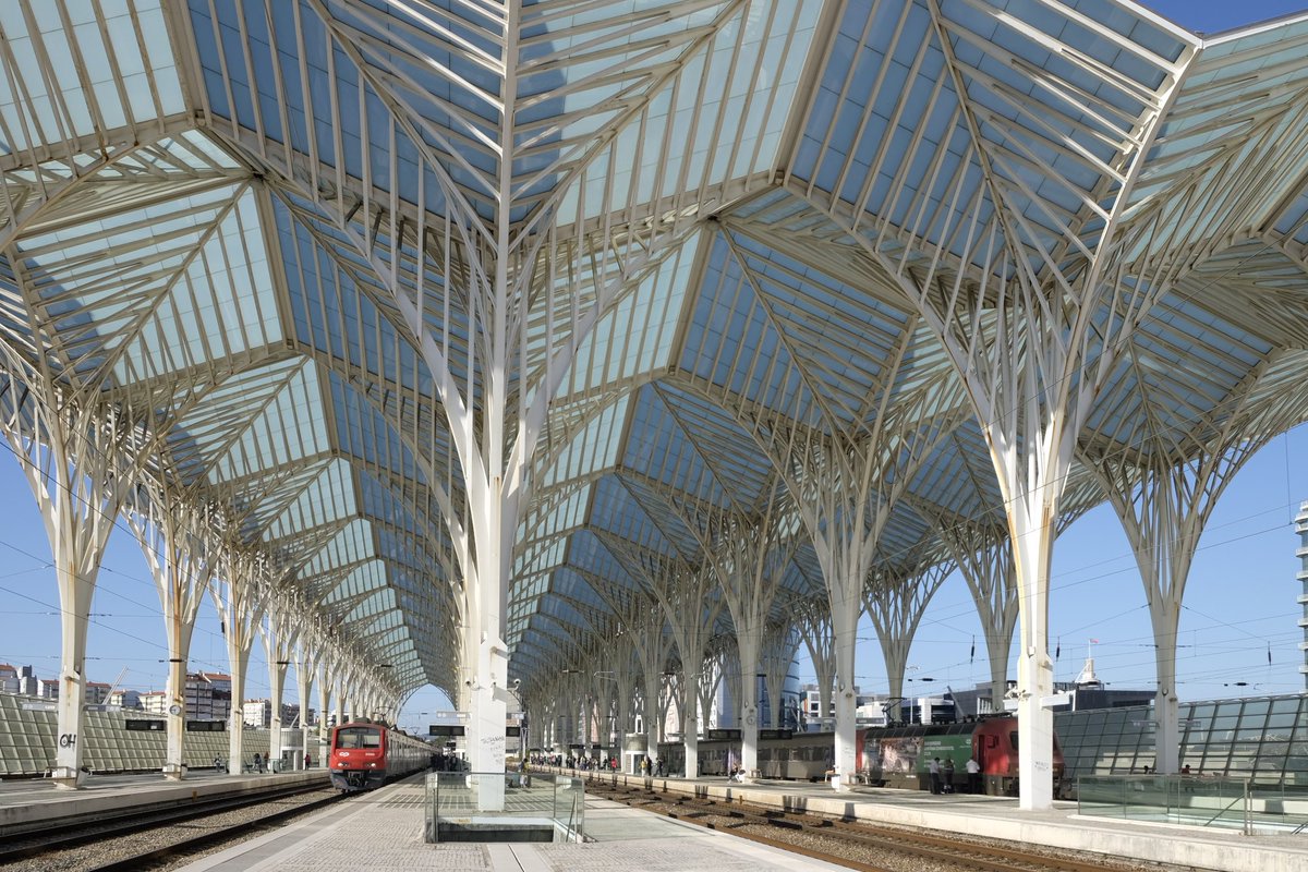 Futamura Takashi ポルトガルのリスボン オリエンテ駅 最近は ここが長距離列車のターミナルになっているよう ほかの駅始発の列車も ここを通るものが多い