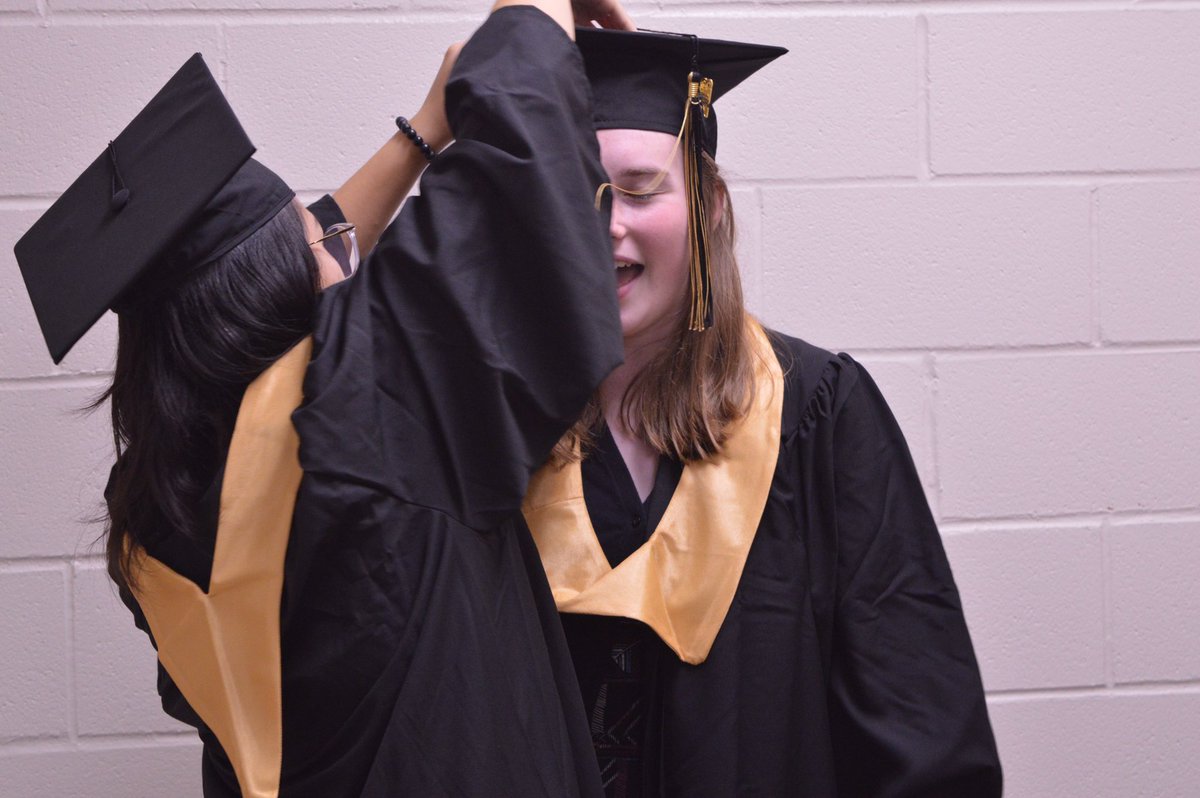 lornhixx's tweet photo. The caf was really hot #grad2k18 https://t.co/MNwo34hYDx