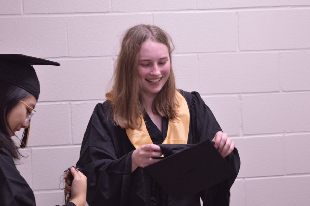 lornhixx's tweet photo. The caf was really hot #grad2k18 https://t.co/MNwo34hYDx