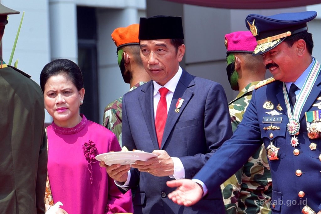 setkabgoid's tweet photo. Presiden @jokowi memimpin Upacara Peringatan ke-73 Hari Tentara Nasional Indonesia (TNI) Tahun 2018 di Plaza Markas Besar TNI, Cilangkap, Jakarta Timur, Jumat (5/10). #DirgahayuTNI #HUTTNI73 https://t.co/oEG8HpgK7q