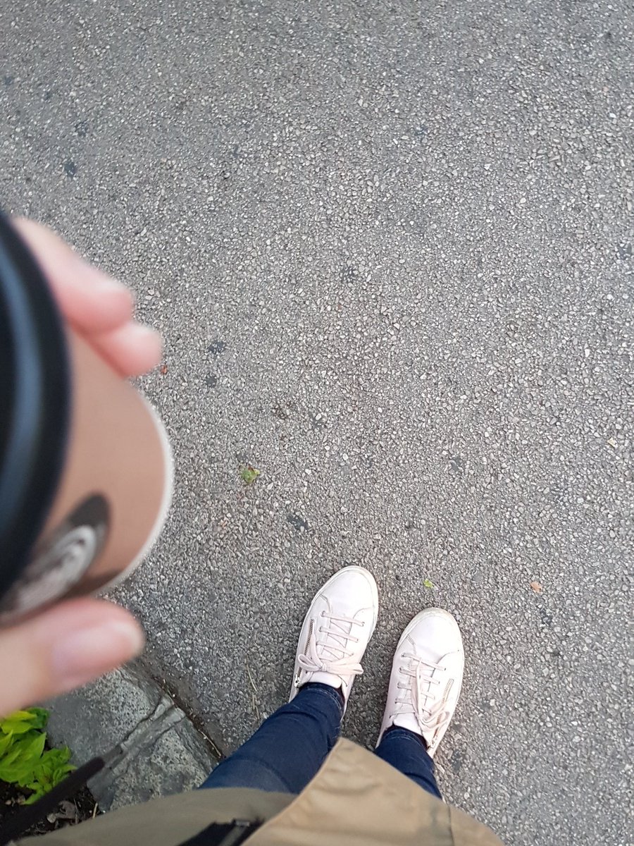 darjapograjc's tweet photo. Upiram se mrazu. #superge #tanekplašč Ker če že zdaj izvadim zimskega, ne vem, kaj bom nosila decembra. https://t.co/BYfqSpDLkE