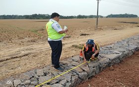 imo_djka's tweet photo. Pekerjaan Beronjong pada sisi hulu KM.132+200 s/d KM.132+400, KM. 132+490 s/d KM.132+700 sudah selesai pengerjaannya dan pada sisi hilir KM.132+200 s/d KM.132+465, KM.132+600 s/d KM.132+700 sudah selesai pengerjaannya
@perkeretaapian @kemenhub151 https://t.co/sxE4shGDtC