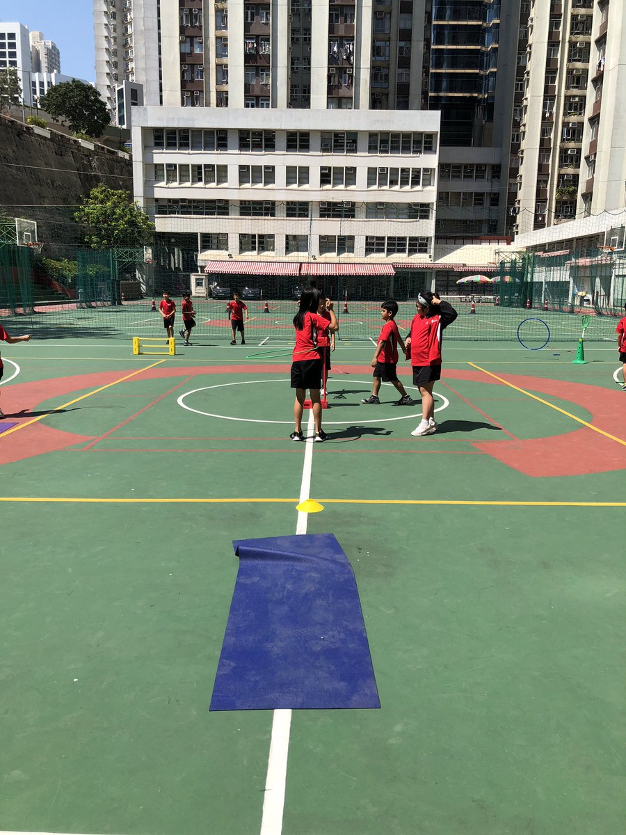 MrTraceyPE's tweet photo. Bringing #inquiry to #physed today. Students were given equipment without any instructions. It didn’t take them long to design some impressive obstacle courses! 👍#teamwork @DSC_EDU #teaching https://t.co/mcy1wHQN26