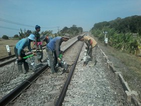 imo_djka's tweet photo. Pekerjaan HTT dan Angkat Listring pada sisi hulu dan hilir KM.132+200 s/d KM.132+300 dan KM.132+600 s/d KM.132+700 sudah dikerjakan 10cm dari 30cm yang harus dikerjakan
@perkeretaapian @kemenhub151 https://t.co/RGyqn5apt6
