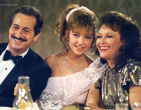 detlnovelas1's tweet photo. Hoy, hace 31 años, una #Quinceañera llegó a 🇲🇽
#AdelaNoriega, @thalia, @E_Laguardia, @norvindv, @ligardesebas, #BlancaSanchez+, #JorgeLavat+, #JulietaEgurrola, #LuisBayardo, #InesMorales, #AliciaMontoya+, #RafaelRojas, @armandoaraiza, @Omar45Fierro, #MargaritaSanz
P @carlaestrada https://t.co/cEKZ7ai2ts