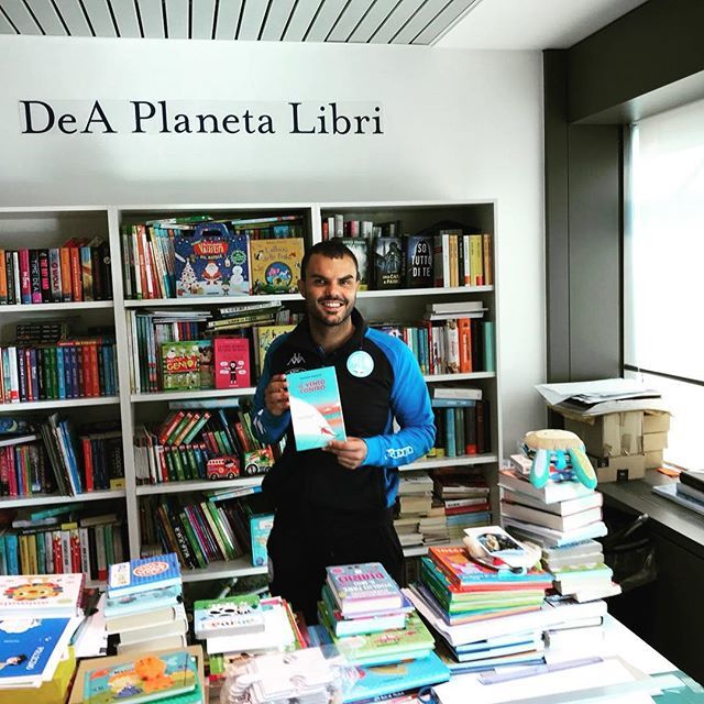 Danielecassioli's tweet photo. 📚 Finalmente ho in mano il mio libro: IL VENTO CONTRO esiste veramente!!!
.
#Profuma di carta e inchiostro 🖌come quelli nuovi nuovi che si trovano nelle #librerie! 😊
.
#Dentro c’è una storia, dei personaggi che si sono formati nella mia testa, sono a… https://t.co/O60rIK4kx1 https://t.co/jME9ZluQML